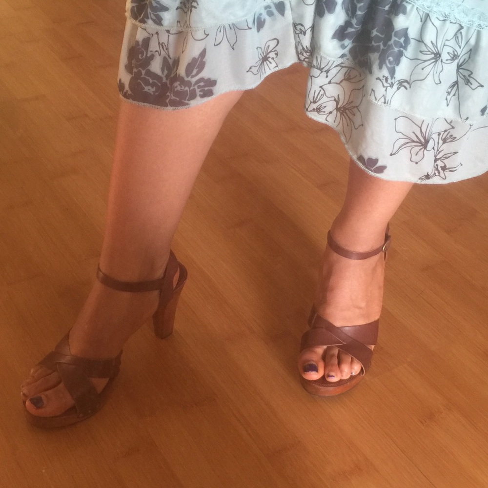 Frye (brand) chestnut brown strappy sandal heels